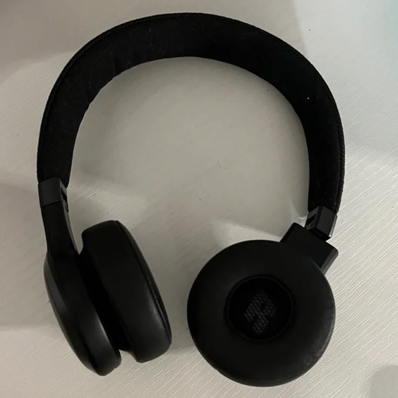 JBL Live Black Over-Ear Headphones - Picture 3 of 7
